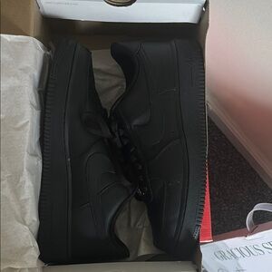 Nike Black Low-Top Sneakers Sleek Design